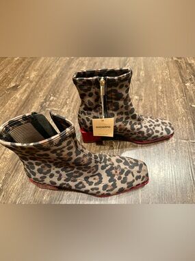 NWT Gioseppo Inger ankle boots, leopard print, size 9.